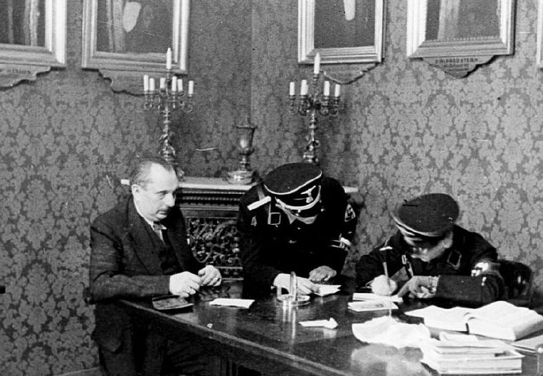 Сотрудники СС проводят обыск в офисе еврейской общины. 1938 г.