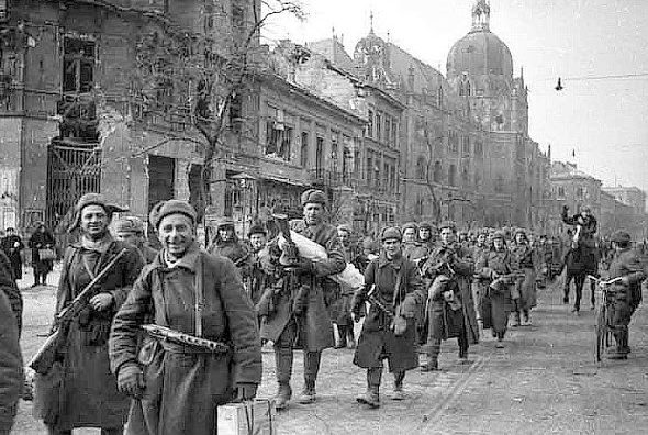 Красная Армия на улицах города. Май 1945 г. 