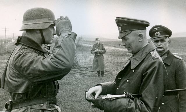 Федор фон Бок вручает награду. 1941 г.