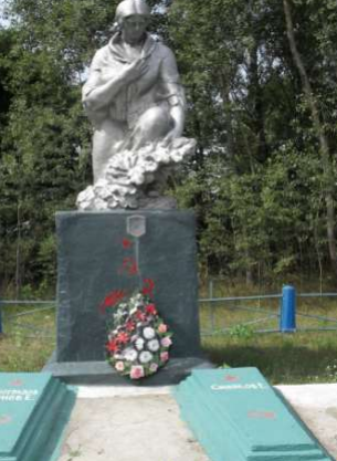 д. Крюковщина Глусского р-на. Памятник «Скорбящая мать», установленный на братской могиле, в которой похоронено 14 партизан, погибших в 1942-1943 годах.