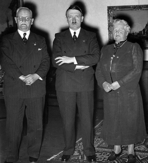 Франц Шварц с женой и Адольф Гитлер. 1938 г.