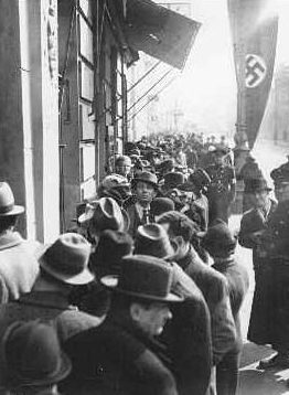 Евреи в очереди за визами у польского посольства. Апрель 1938 г. 