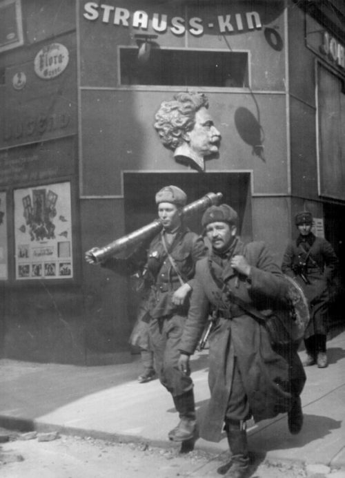 Красная Армия на улицах города. Май 1945 г.