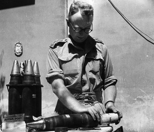 Начинка снарядов листовками. Ливан, 1943 г.