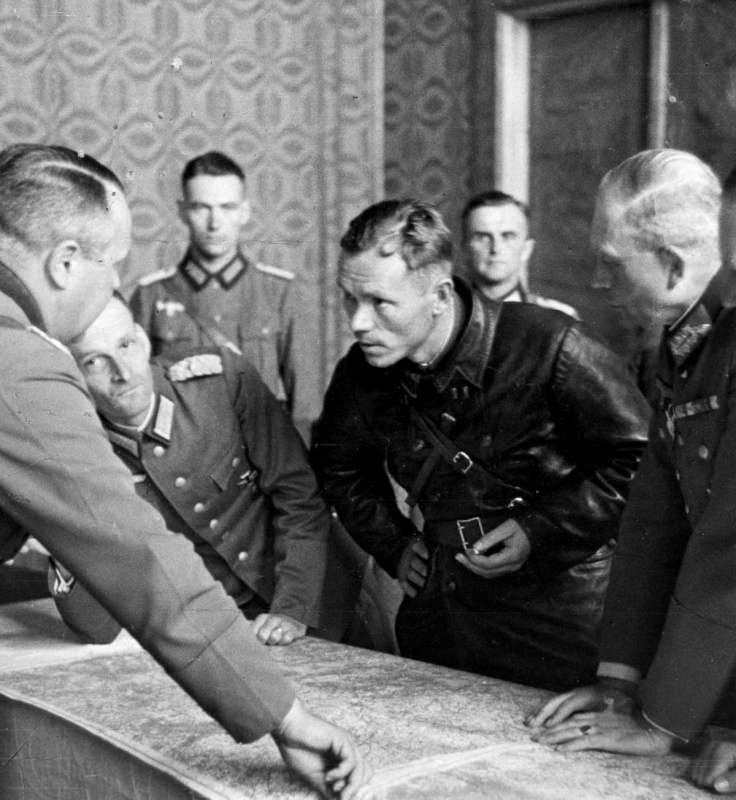 Гейнц Гудериан и батальонный комиссар Владимир Боровицкий. Брест. 1939 г. 