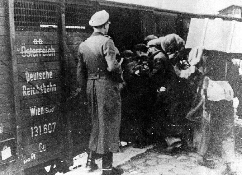 Погрузка депортированных евреев. 1938 г.