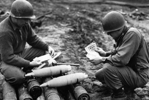 Начинка снарядов листовками. Ливан, 1943 г.