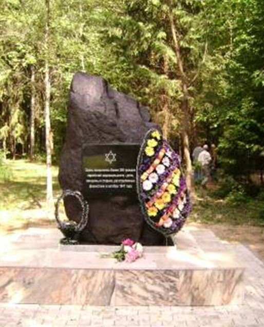 д. Поплавы Кличевского р-на. Памятник в урочище «Лесное», установлен на братской могиле, где похоронено 300 евреев, расстрелянных 14 октября 1941 года.