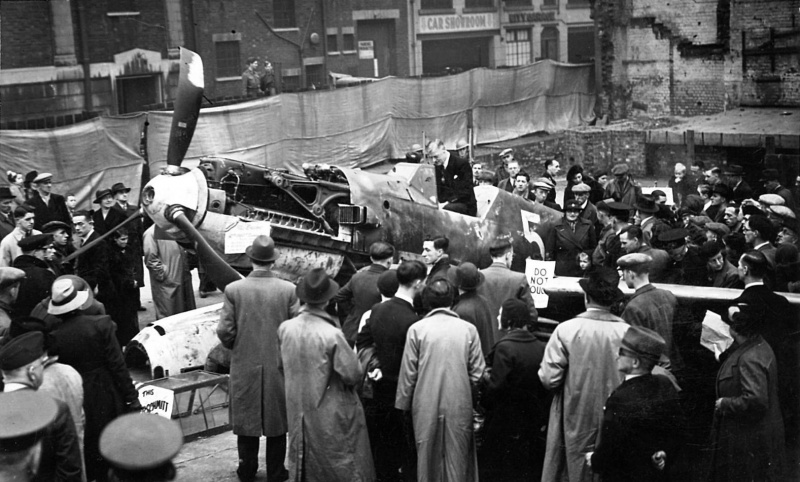 Демонстрация сбитого истребителя Мессершмитт Bf.109. 16 сентября 1940 г.