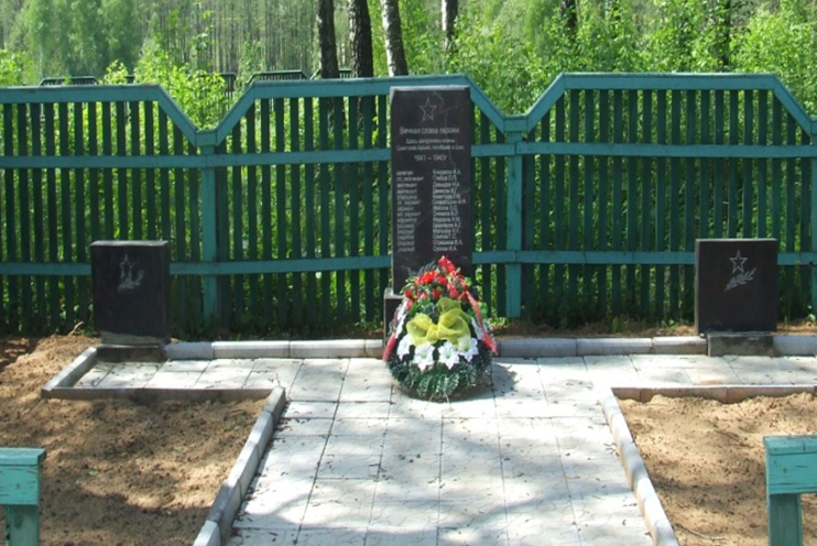 д. Сидоровичи Могилевского р-на. Братская могила на сельском кладбище, в которой похоронено 39 воина, в т.ч. 23 неизвестных.
