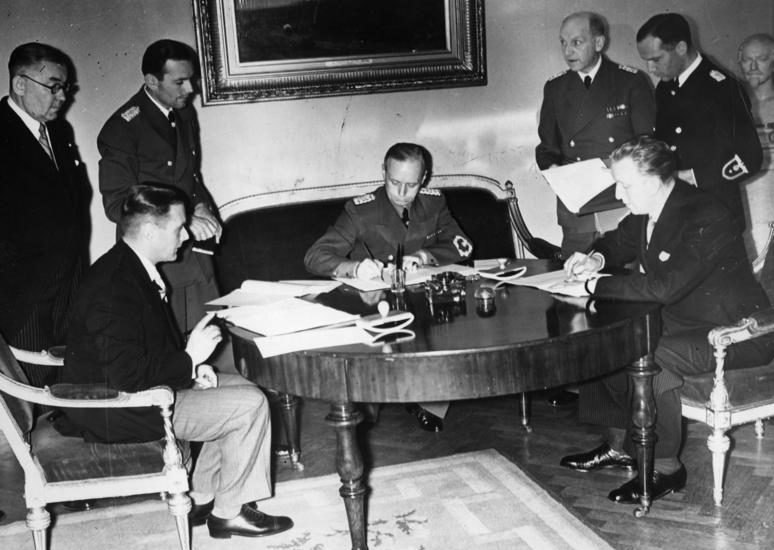 Иоахим Риббентроп подписывает договоры между Германией, Латвией и Эстонией. Берлин. 1939 г. 
