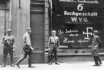 Антисемитизм на улицах Вены. 1939 г. 
