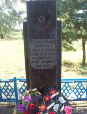 д. Симоновичи Глусского р-на. Памятник, установленный на братской могиле в 1964 году, в которой похоронено 175 воинов, в т.ч. 170 неизвестных, погибших в 1943-1944 годах. 