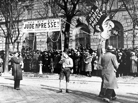 Антисемитизм на улицах Вены. 1939 г. 
