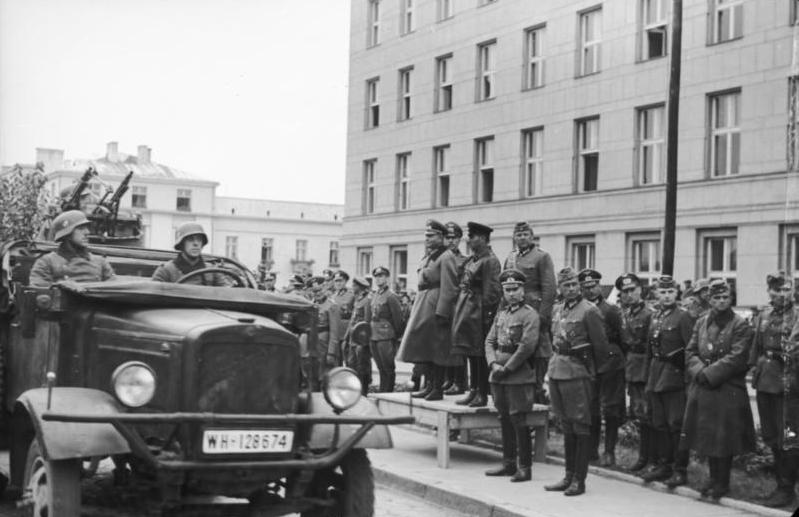 Гейнц Гудериан во время советско-немецкого парада. Брест-Литовск. 1939 г. 