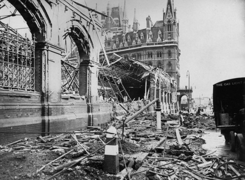 Разрушения части зданий лондонского вокзала Сент-Панкрас. 19 сентября 1940 г. 