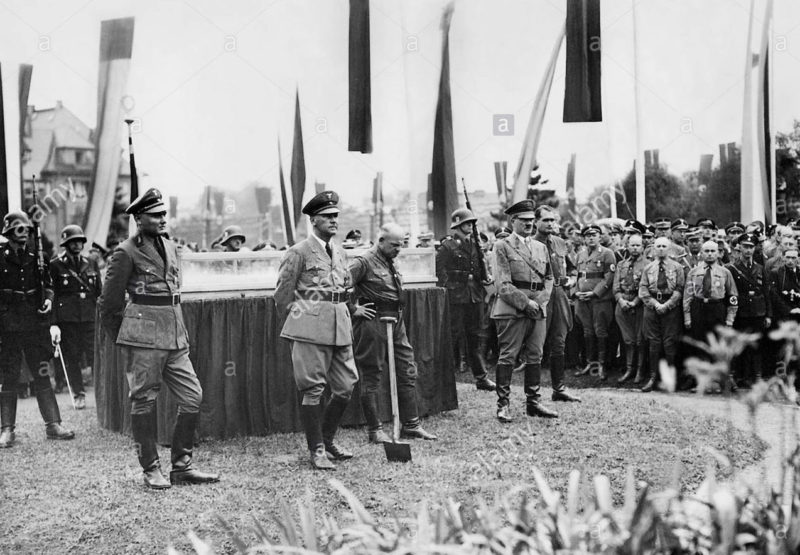 Фриц Заукель на партийном съезде в свите Гитлера. 1936 г.