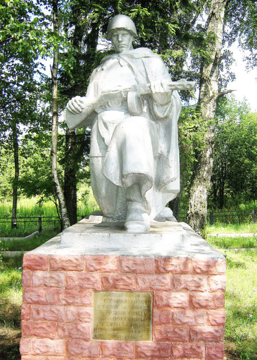 д. Ботвиньево Горецкого р-на. Памятник, установленный на братской могиле, в которой похоронено 566 советских воинов, погибших в годы войны.