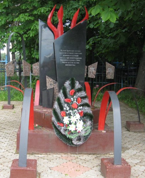 д. Мышковичи Кировского р-на. Памятник, установленный на братской могиле, в которой похоронено 8 советских воинов, погибших в годы войны.