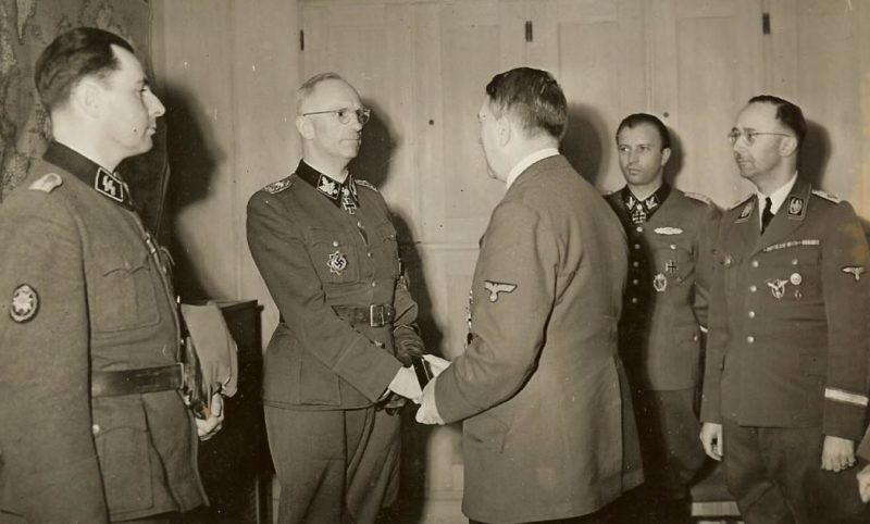 Герберт Гилле принимает награду из рук фюрера. 1939 г.