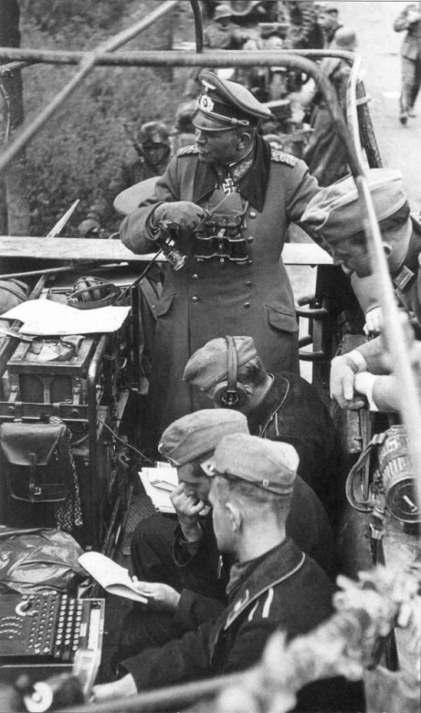 Гейнц Гудериан на передвижном командном пункте. 1940 г.