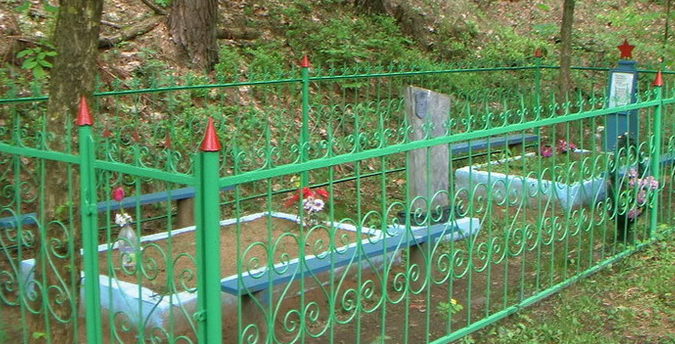 г. Чериков. В братских могилах, которые находятся в трех километрах от кольца по автодороге Р-43, похоронено 7 советских воинов, погибших в 1941 году. 