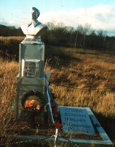 п. Елизово Осиповичского р-на. Памятник на восточной окраине деревни был установлен в 1967 году на братской могиле, в которой похоронено 100 неизвестных воинов, погибших в годы войны. 