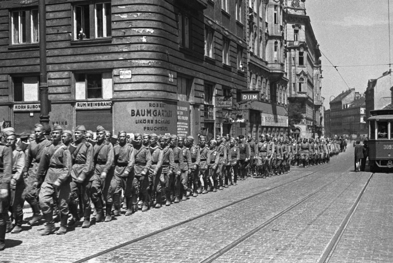 Совесткие войска на улице Фаворитенштрассе. Май 1945 г. 