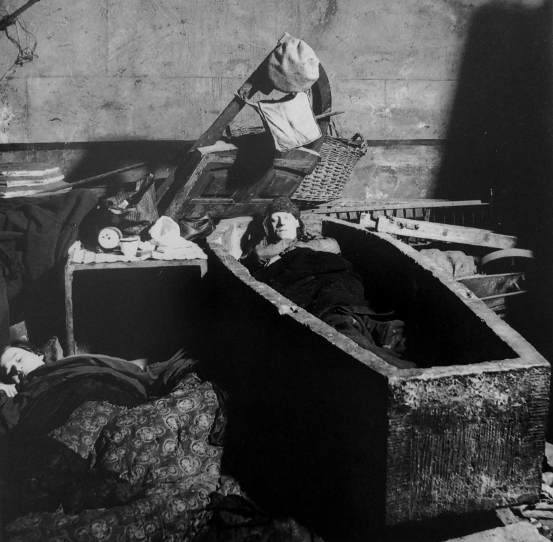 Ночлег в крипте церкви Христа в городском районе Спиталфилдс. 1940 г.