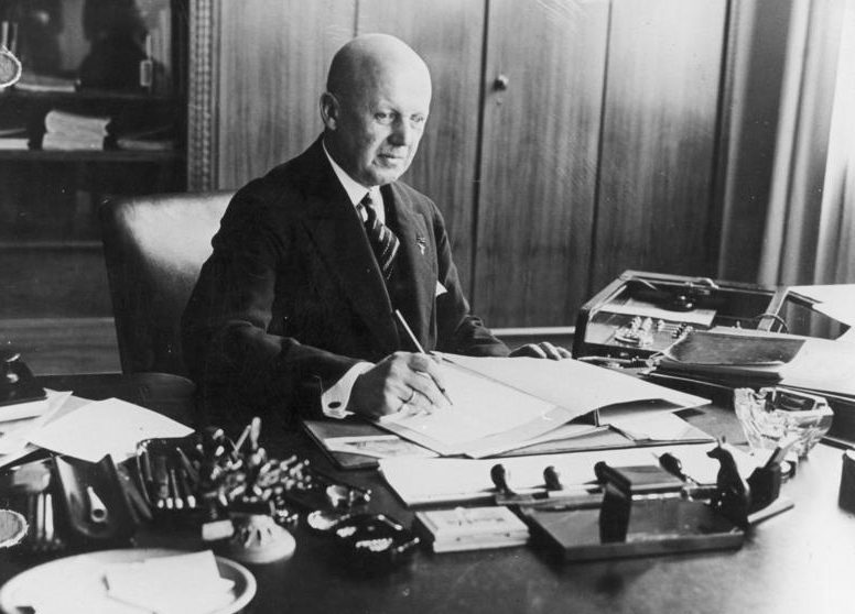 Ганс Ламмерс в рабочем кабинете. 1933 г.