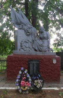 д. Павловичи Кировского р-на. Памятник, установленный на братской могиле, в которой похоронено 44 советских воинов, в т.ч. 15 неизвестных, погибших в годы войны. 