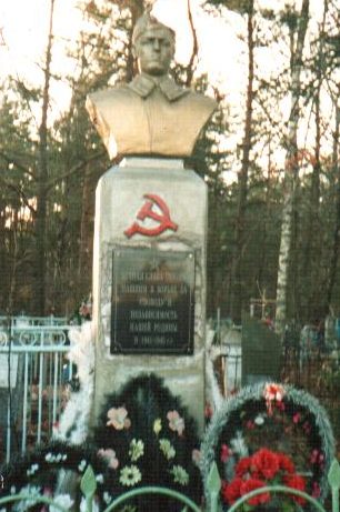 п. Елизово Осиповичского р-на. Памятник на кладбище был установлен в 1967 году на братской могиле, в которой похоронено 4 неизвестных воинов, погибших в годы войны. 