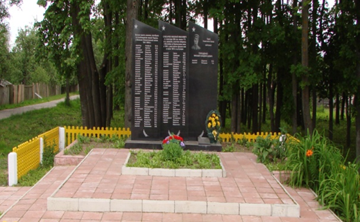 д. Сухари Могилевского р-на. Братская могила, в которой похоронено 114 воинов, в т.ч. 10 неизвестных.