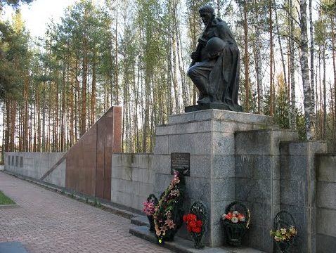 д.Усакино Кличевского р-на. Памятник на мемориальном комплексе «Усакино», установлен на 18 братских могилах, где похоронено 402 партизана, погибших в годы войны. 