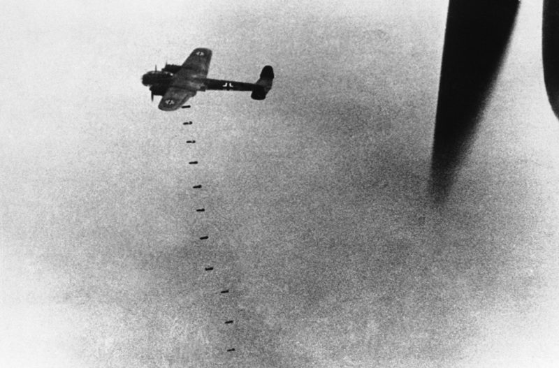 Бомбардировщик «Do 17» сбрасывает бомбы. 20 сентября 1940 г.