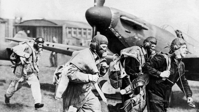 Пилоты бегут к своим истребителям «Спитфайр» Mk.I по сигналу воздушной тревоги. 1940 г.