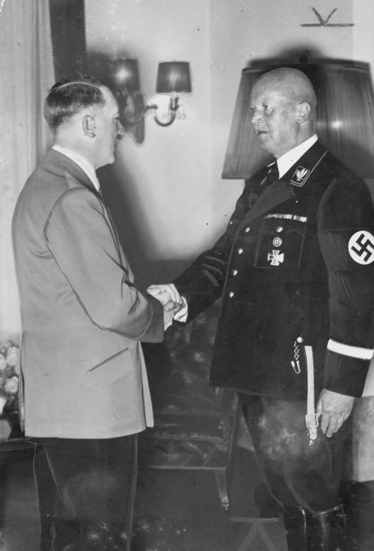 Ганс Ламмерс принимает поздравления Адольфа Гитлера с 60-летием. 1939 г.