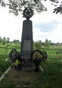 д. Павловичи Слобода, Кировского р-на. Памятник, установленный на братской могиле, в которой похоронено 20 советских воинов, погибших в годы войны. 