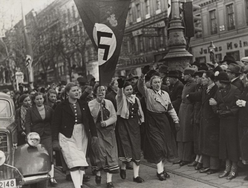 Девушки из нацисткой организации на параде. 1939 г.