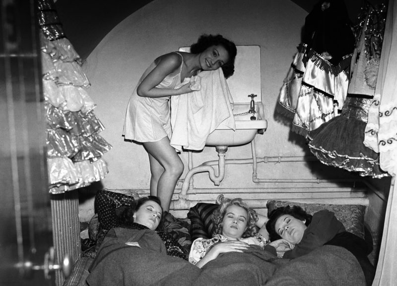 Артисты театра «Windmill» ночуют в бомбоубежище. 24 сентября 1940 г.