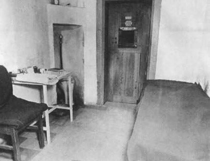Камера Альберта Шпеера в тюрьме Шпандау.