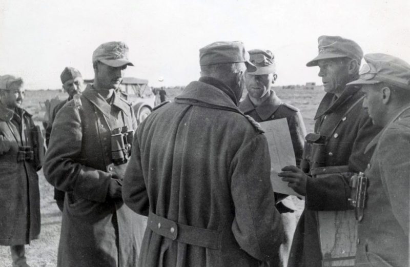 Фриц Байерлейн с офицерами. Тобрук. 1941 г.