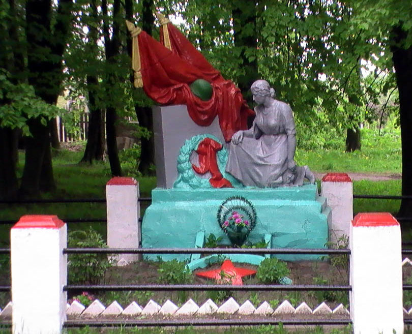 д. Пацева Слобода, Кировского р-на. Памятник, установленный на братской могиле, в которой похоронено 63 советских воина, в т.ч. 13 неизвестных, павших в годы войны. 