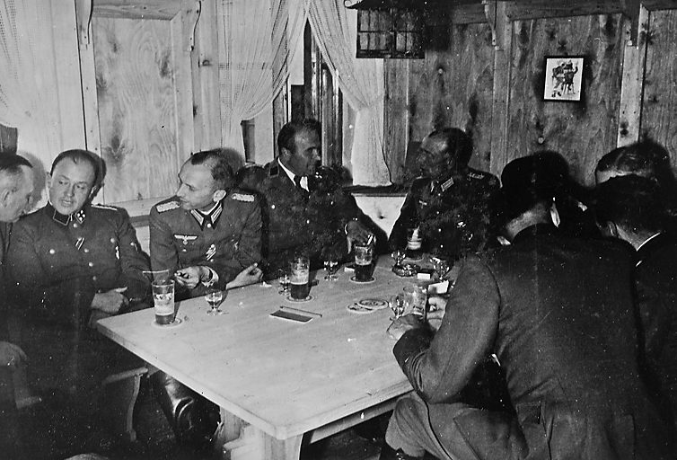 Эдуард Дитль и Йозеф Тербовен с офицерами за пивом. Норвегия.1942 г.