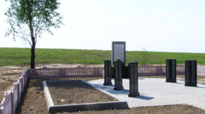 д. Дужевка Чаусского р-на. Братская могила на околице села, в которой похоронено 816 воинов.