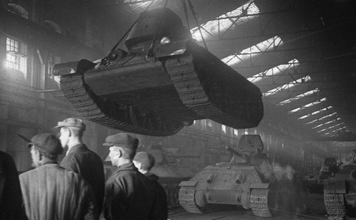 Завод «Красное Сормово». В цехе сборки танков. 1944 г.