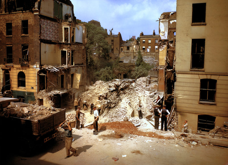 Рабочие расчищают завалы после бомбардировки. 1940 г.