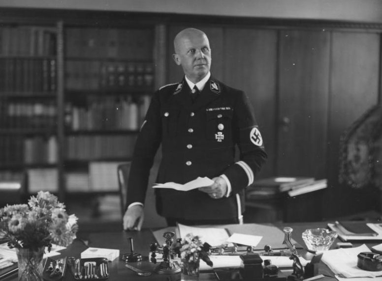 Ганс Ламмерс в рабочем кабинете. 1937 г.