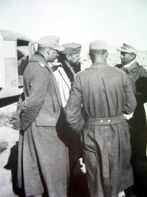 Фриц Байерлейн с офицерами. Северная Африка. 1942 г.