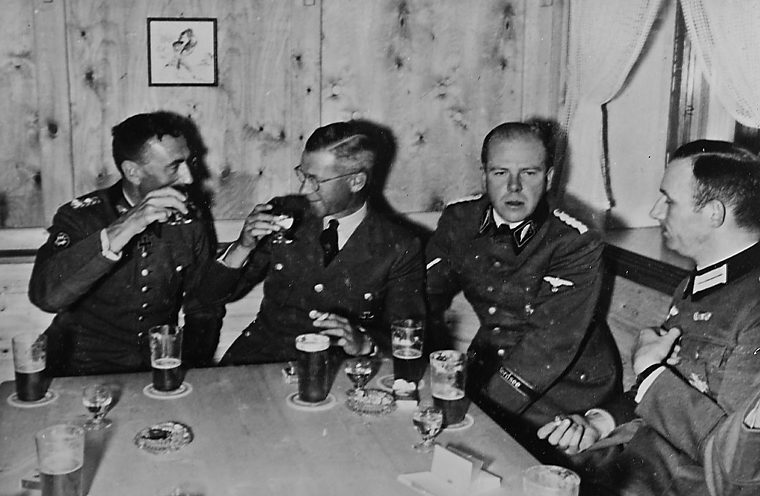 Эдуард Дитль и Йозеф Тербовен с офицерами за пивом. Норвегия.1942 г.